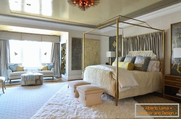 Elegantan rastezljiv strop sa metalnim efektom u dizajnu spavaće sobe