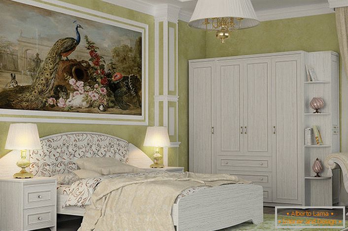 Stilski bijeli apartman dizajniran za spavaću sobu u stilu države. Izuzetna karakteristika enterijera je velika slika.
