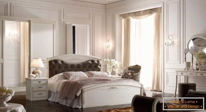 Za dekoraciju spavaće sobe u Art Deco stilu korišćen je modularni nameštaj. Krevet sa mekom glavom je u centru kompozicije.
