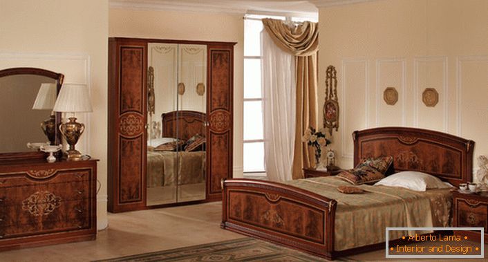 Modularni nameštaj za klasičnu spavaću sobu je uparen što je više moguće. 