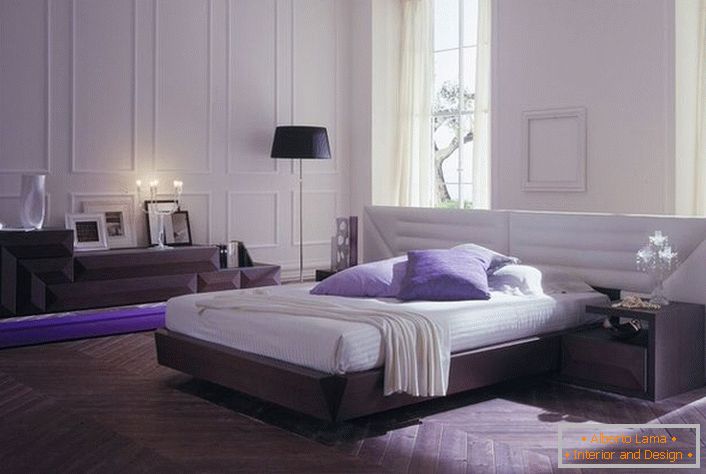 Minimalistička spavaća soba opremljena je modularnim namještajem. Pravilno odabrana svetlost čini prostor romantičnim i prijatnim.