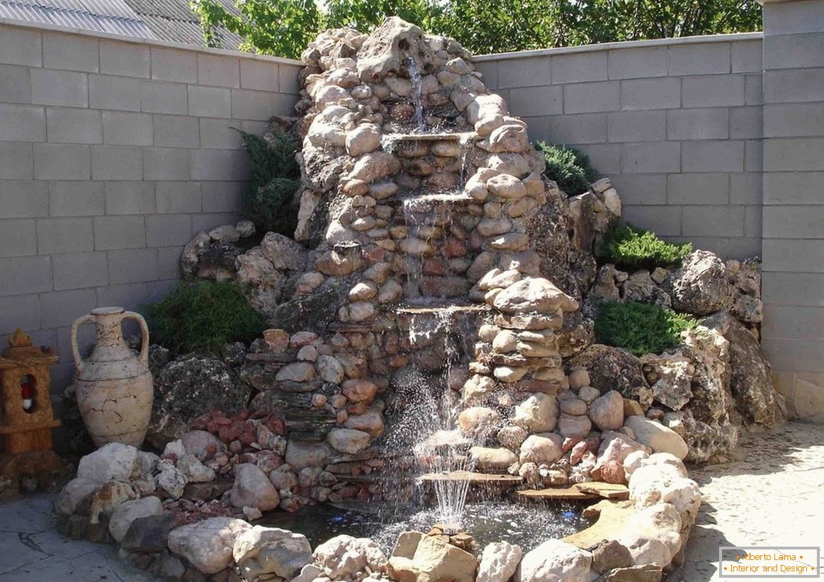 Fontana od kamena na lokaciji
