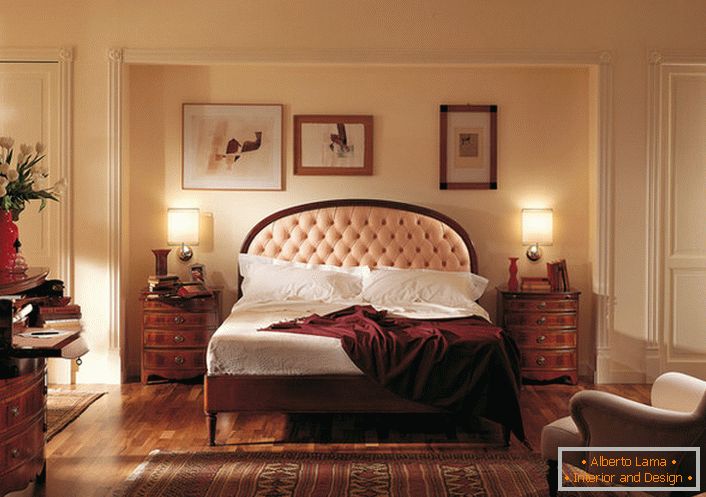 Plemeniti engleski stil u spavaćoj sobi je atraktivan i skroman. U centru pažnje nalazi se krevet na visokoj ploči, koji je obučen mekanom bežnom tkaninom.
