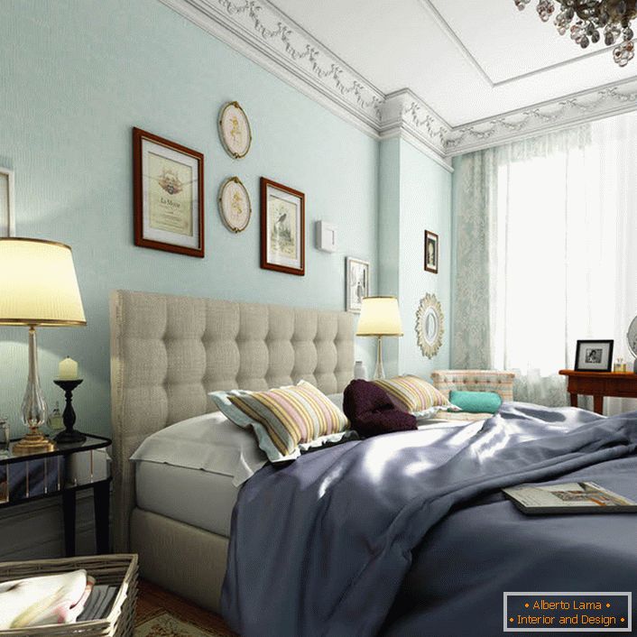 Spavaća soba u engleskom stilu je uređena u mekim plavim bojama. Pastelne boje daju efekat vizuelnog proširenja prostora. 