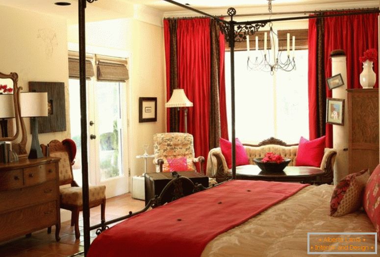 tradicionalni-master-spavaća soba-nameštaj-sa-crvenom-zavjeskom-antique-ogledalo-i-stolom-lampa-jedinstveni-pločice-podovi-najbolje-svetlo-žuto-zid-slika- dizajn-ideje