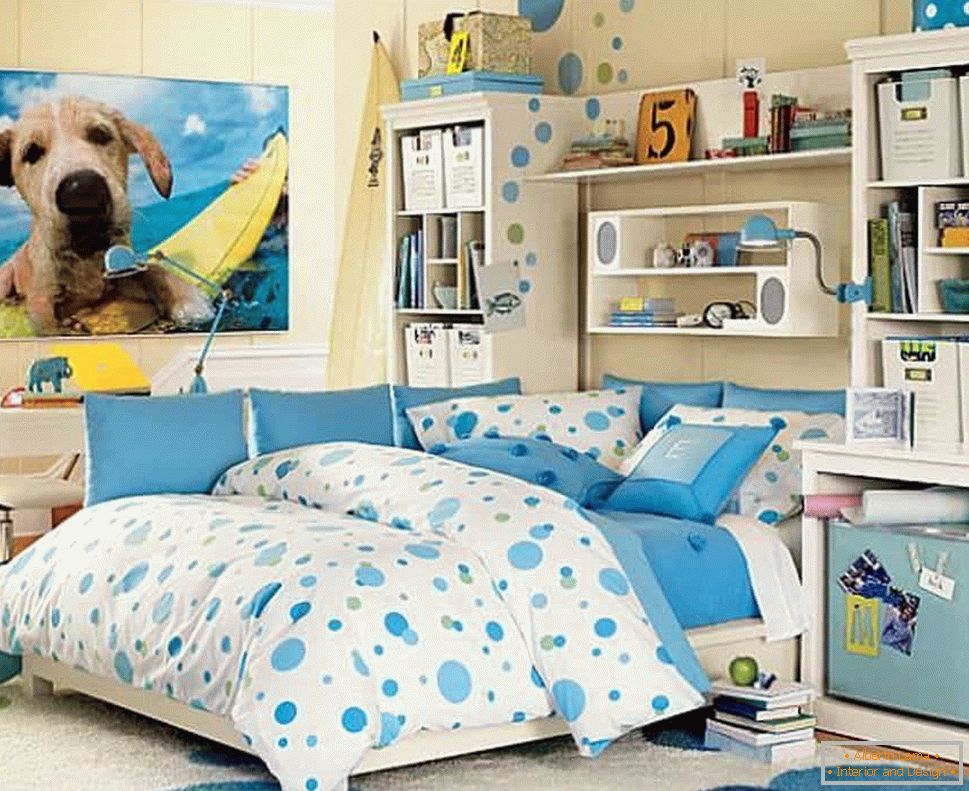 Soba tinejdžerke u plavim bojama