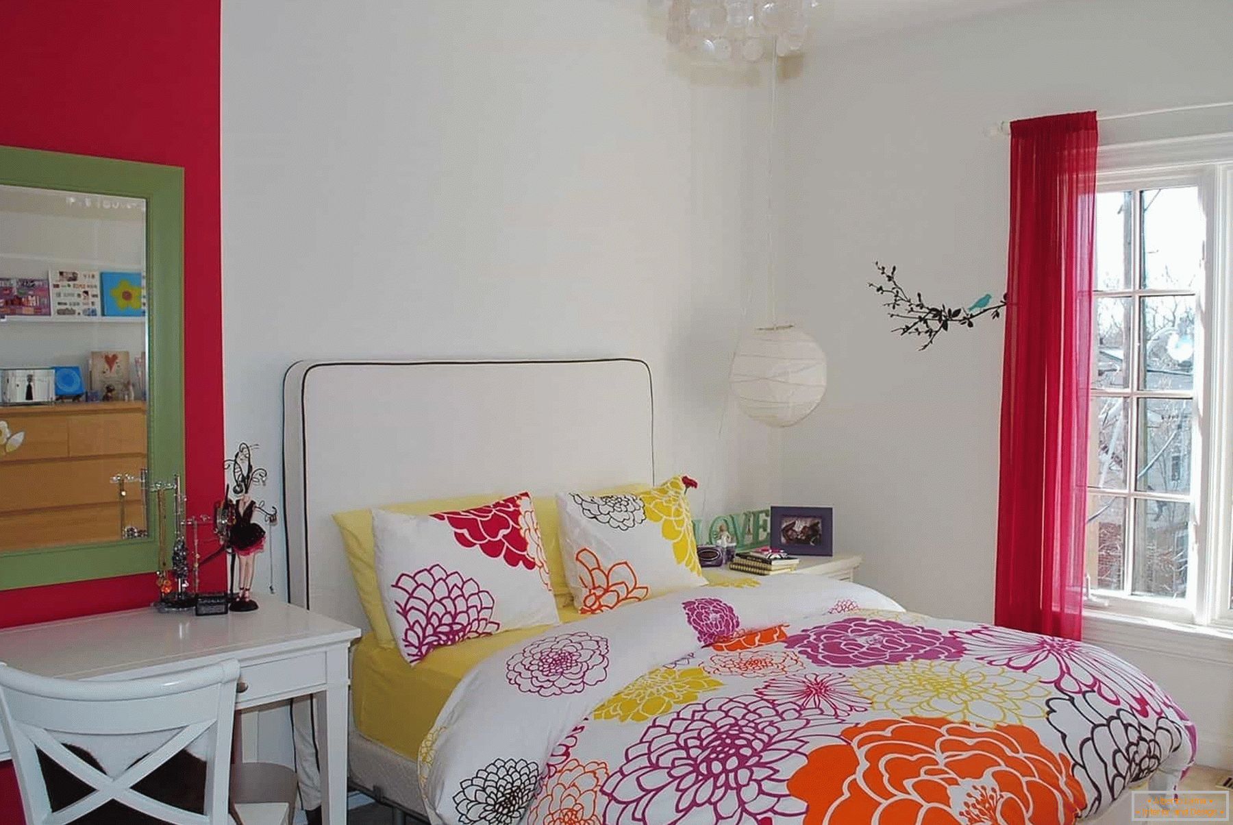 U beloj sobi tinejdžerke - obojene posteljine i dekorativnih elemenata