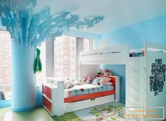 Dvospratni krevet i drvo u sobi za djevojčice