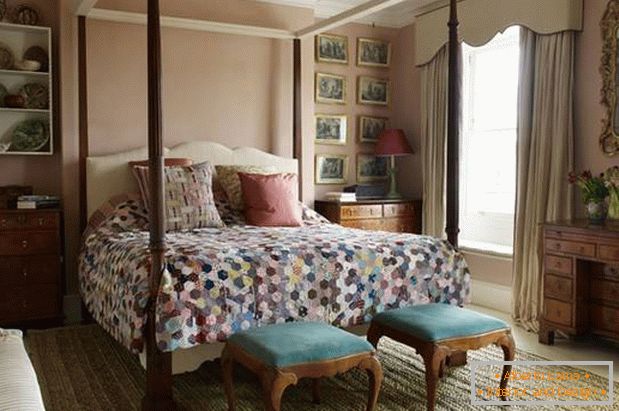 Velika spavaća soba sa starinskim krevetom