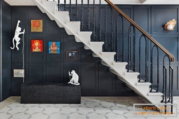Elegantne stepenice do drugog sprata u privatnoj kući - fotografija u unutrašnjosti