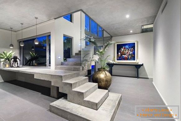 Moderna kuća sa betonskim stepenicama do drugog sprata