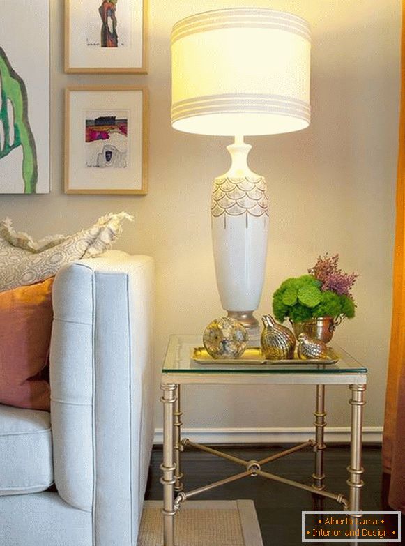 Luksuzna stolna lampa na niskom stolu