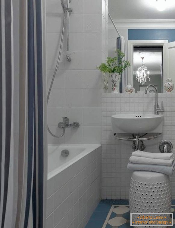 Predivne male kupaonice - fotografija u bijeloj i plavoj boji
