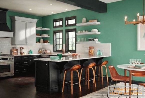 Slikanje zidova u stanu sa zelenom bojom - fotografija kuhinje i dnevne sobe