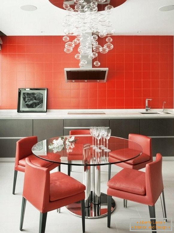 Dizajn kuhinje sa crvenom slikom