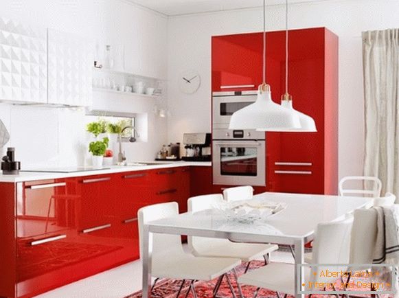 Dizajn crvene bele kuhinje fotografija 13