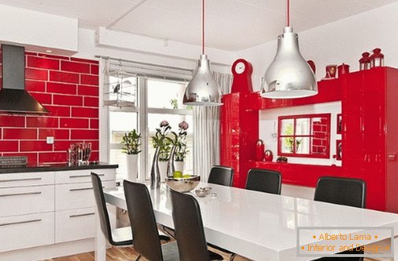 Kuhinja je crvena sa bijelom fotografijom 14