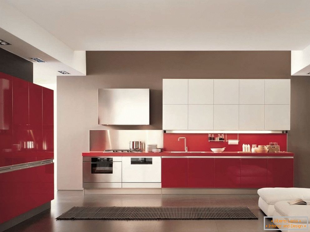 Crvena kuhinja u stilu minimalizma