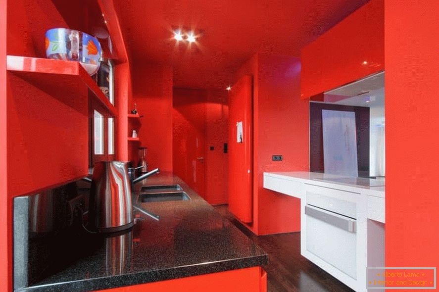 Kuhinja sa crvenim zidovima