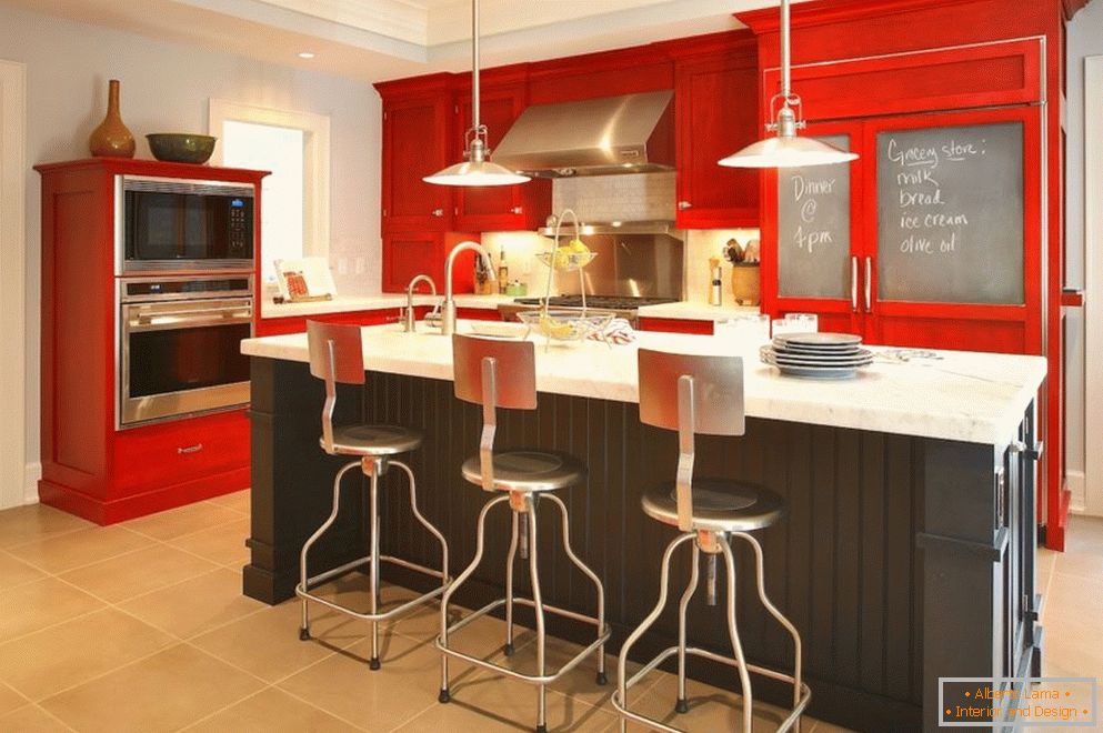 Višeslojni plafon u kuhinji sa crvenim nameštajem