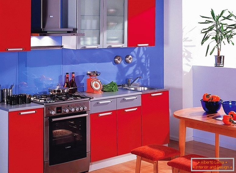 Plava i crvena kuhinja