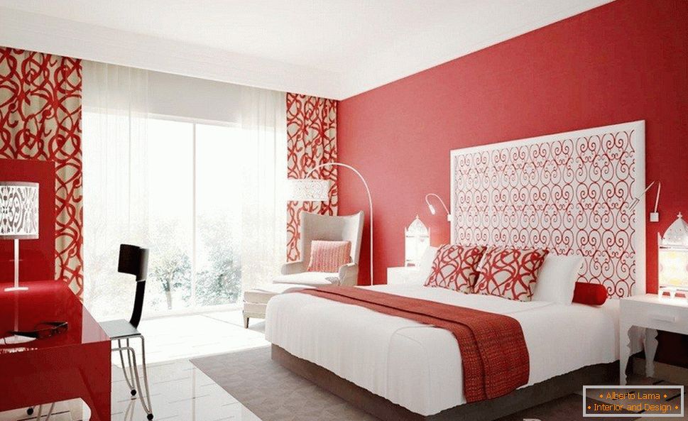 Bijeli namještaj u spavaćoj sobi sa crvenim zidovima