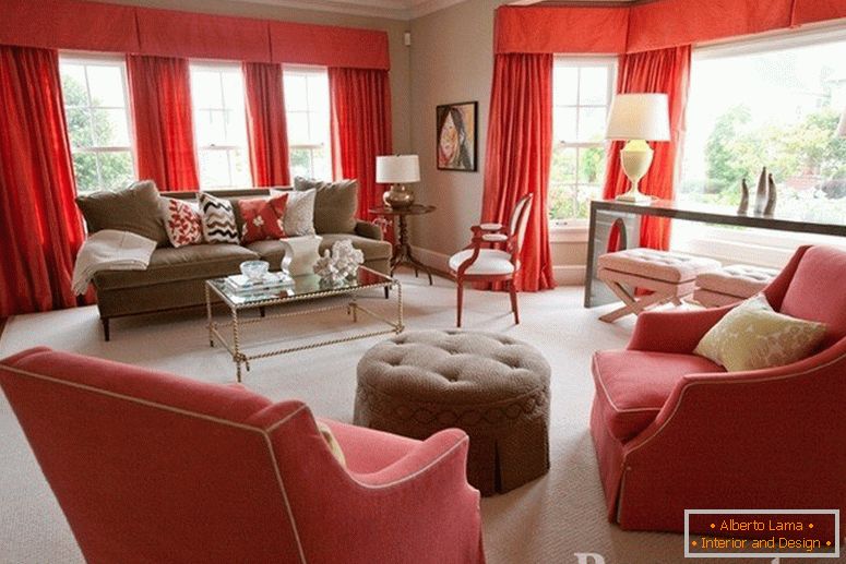 Crvene zavese u dnevnoj sobi