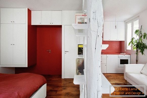 Kreativni enterijer apartmana u crvenoj boji