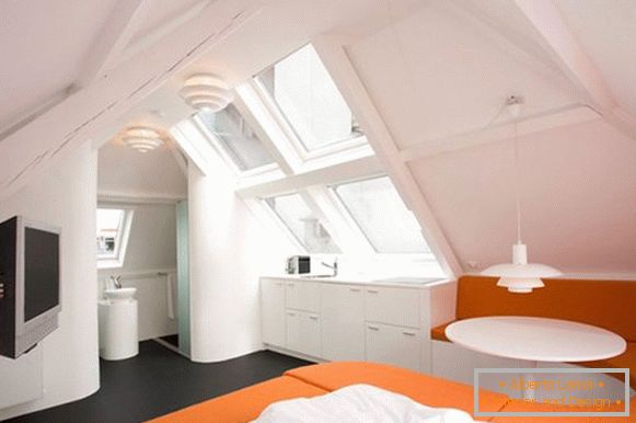 Kreativni enterijer apartmana u narandžastoj boji