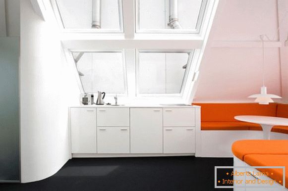Kreativni enterijer apartmana u narandžastoj boji