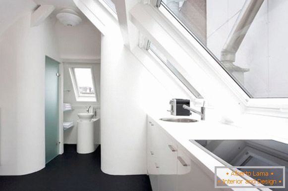 Kreativni enterijer apartmana u bijeloj boji