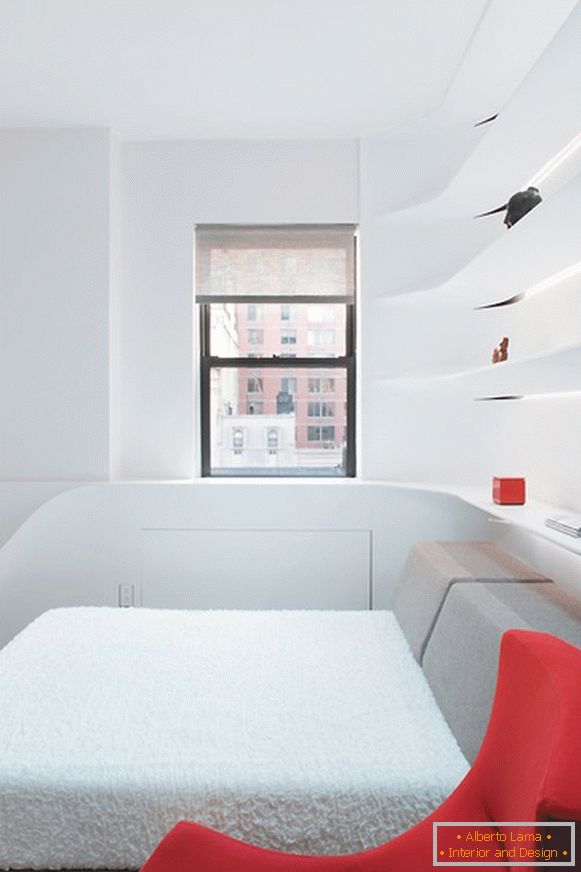 Kreativni enterijer apartmana u bijeloj boji