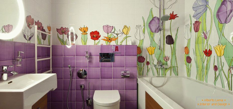 Pločica sa cvijetom u kupatilu