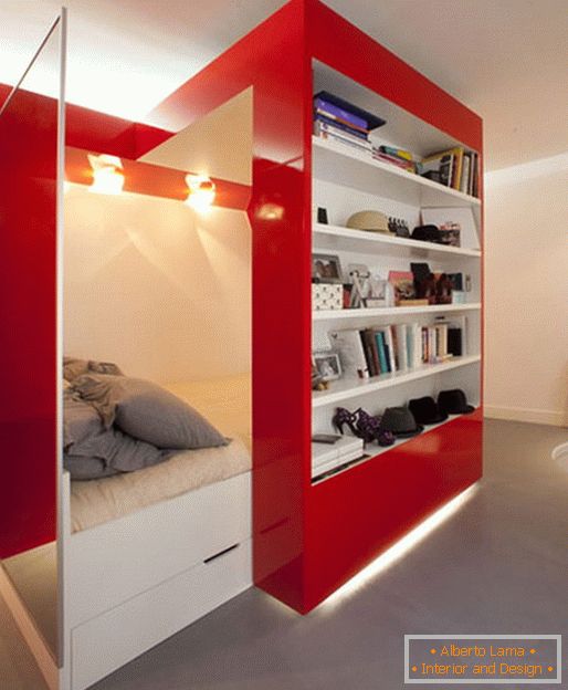 Transformibilna crvena i bijela spavaća soba