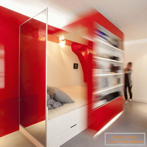Transformibilna crvena i bijela spavaća soba