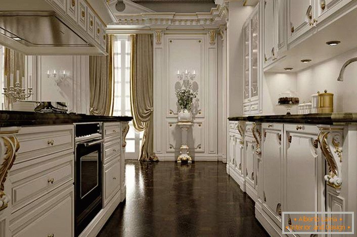 Plemeniti enterijer kuhinje u bijeloj i zlatnoj boji govori o dobrom ukusu vlasnika kuće. 