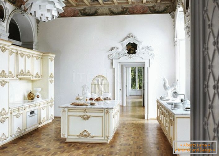 Unutrašnjost u baroknom stilu ukrašena je izuzetno, plemenito i funkcionalno.