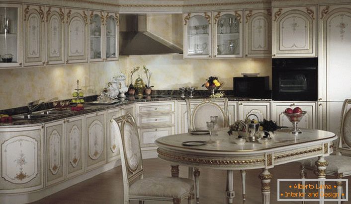 Ugrađena tehnika čini unutrašnjost kuhinje u baroknom stilu.