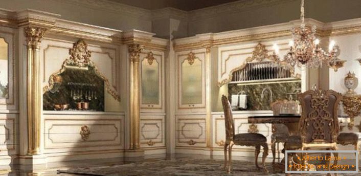Elegantna kuhinja u baroknom stilu u kući političara Italije.