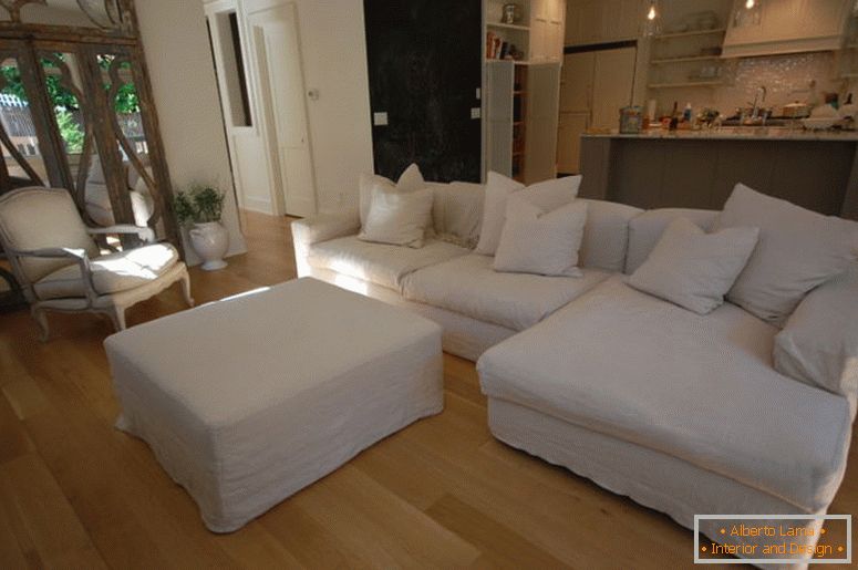 nameštaj-unutrašnjost-dekoracija-klasične-bijele-sjedeće-sa-jastučićima-i-stolom-kombiniran-sa-drvenim-podnim-i-otvorenim-kuhinja-plan-za-inspirativan-dnevni boravak-dizajn- moderna-sofa-sa-mekom-le