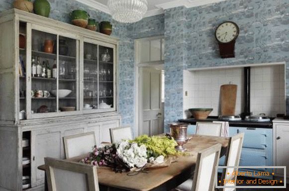 Vintage kuhinja u rustikalnom stilu - fotografija s ormarićem i tapetom