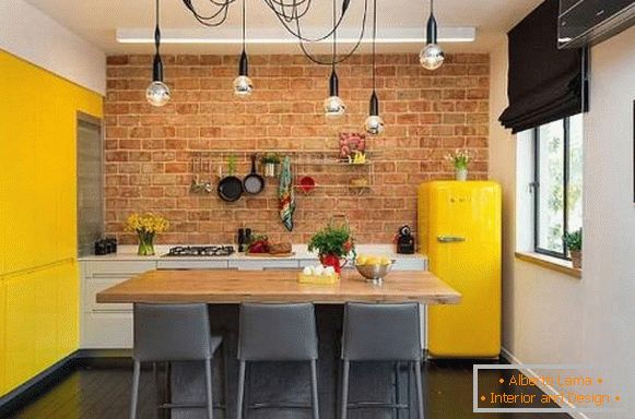 Kuhinje u potkrovlju stilu sa ciglom - fotografija s svetlom dekor