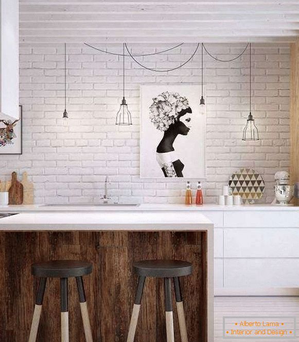 Bijeli opečan zid u kuhinji u stilu potkove