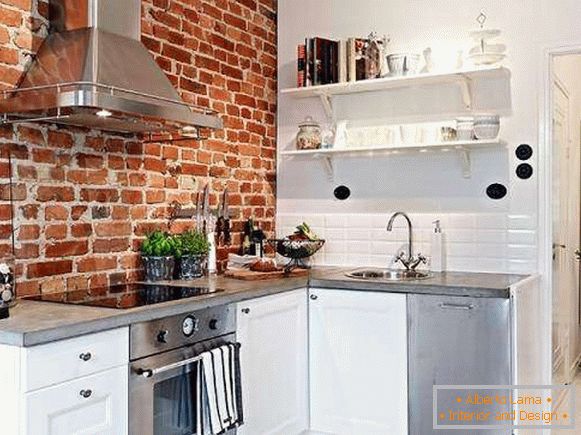 Dizajn kuhinje u stilu potkrovlja - fotografija sa crvenim zidom od opeke