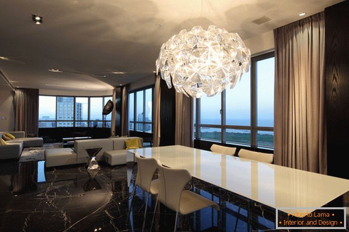Masivni luster za dnevnu sobu u visokotehnološkom stilu daje dovoljno svetla. Futuristički dizajn - elegantno rešenje za unutrašnjost.