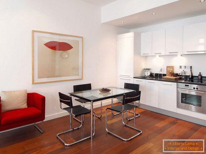 Moderna kuhinja sa akcentima crvene boje. Minimalistički stil je win-win opcija za dizajn studio apartmana. 