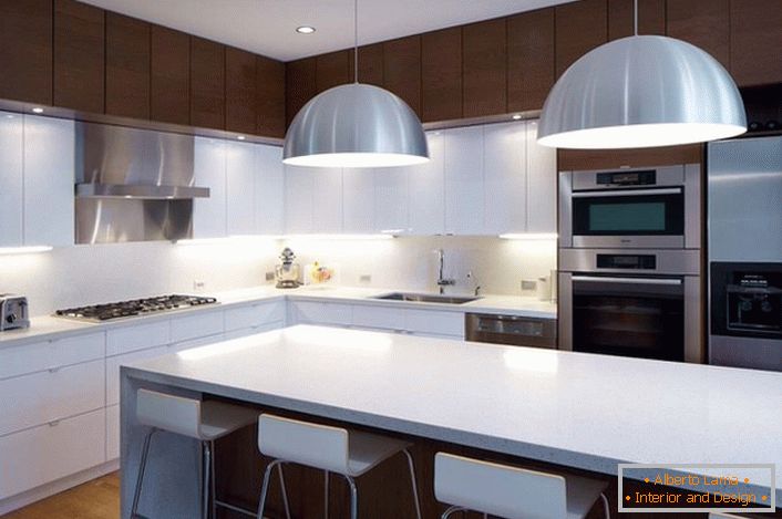 Dizajnirano rešenje u stilu minimalizma za prostranu, svetlu kuhinju. 