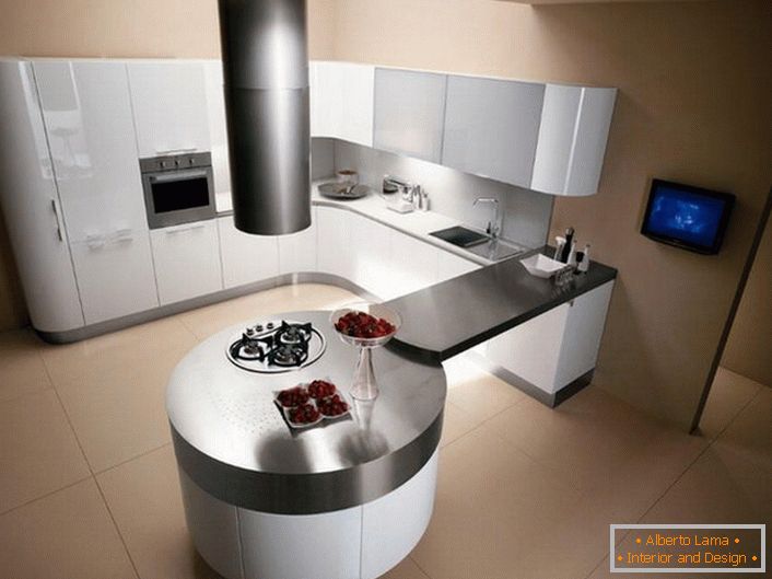 Kuhinja u stilu minimalizma se razlikuje korišćenjem jasno određenih geometrijskih oblika. Ovaj projekat je prepoznatljiv za okrugli trpezarijski sto, u kombinaciji sa toaletom sa kuhinjskom garniturom.