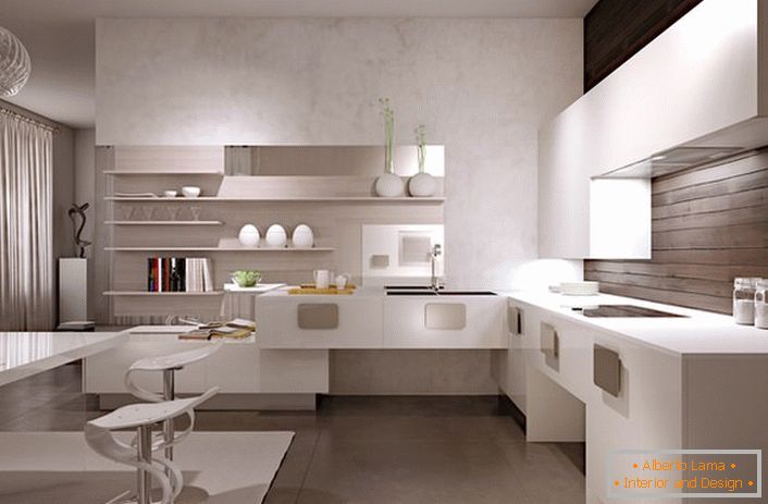 Minimalistički enterijer kuhinje u bijeloj boji harmonično se kombinuje sa dekoracijom drvenog zida iznad radne površine.