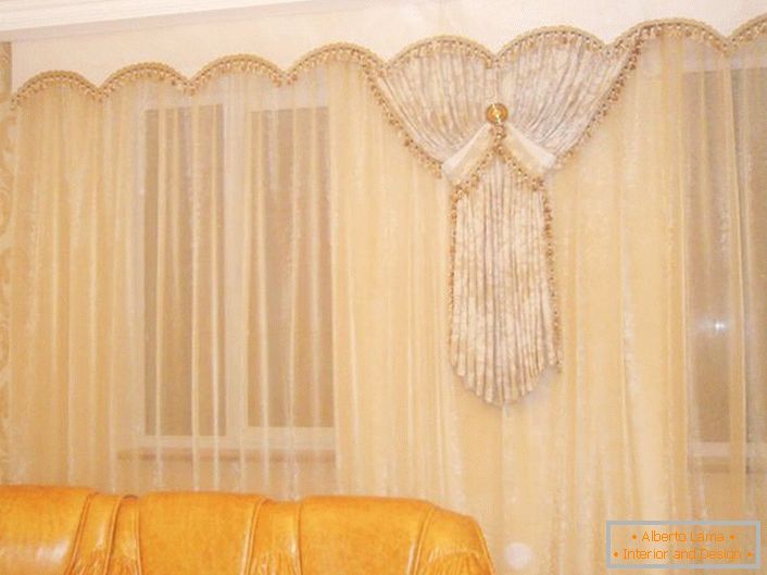 Delikatne bežne zavese prozirne tkanine izgledaju sjajno u obliku lambrequina u boji boje slonovače.